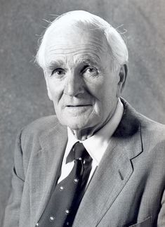 Desmond Llewelyn