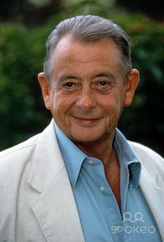 Derek Fowlds