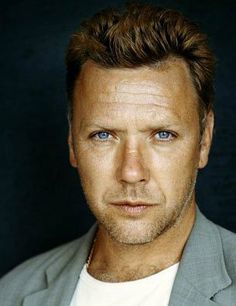 Mikael Persbrandt