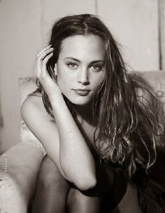 Nora Arnezeder