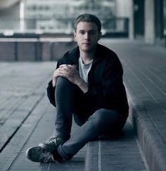 Iain De Caestecker