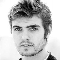 Alex Roe