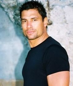 Manu Bennett