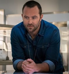 Sullivan Stapleton