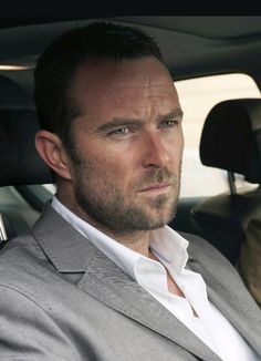 Sullivan Stapleton