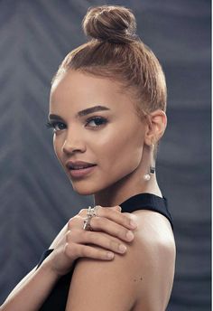 Leslie Grace